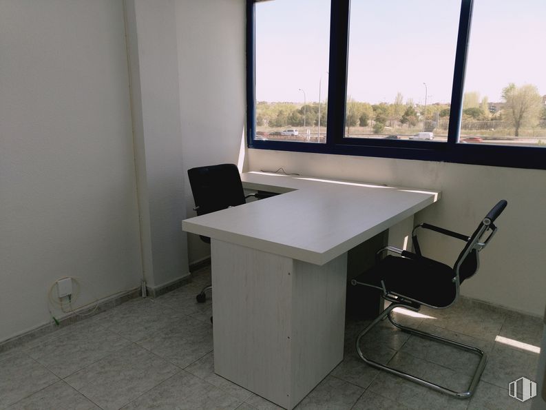 Oficina en alquiler en Calle Puerto de la Morcuera, 13, Leganés, Madrid, 28919 con silla, escritorio, ventana, mesa, mueble, propiedad, silla de oficina, edificio y escritorio de computadora alrededor