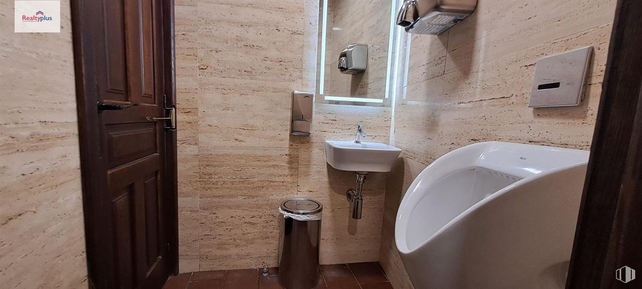 Retail for sale at Casco histórico, Segovia, 40003 with door, sink, brown, plumbing fixture, tap, property, mirror, bathroom, bathroom sink and wood around