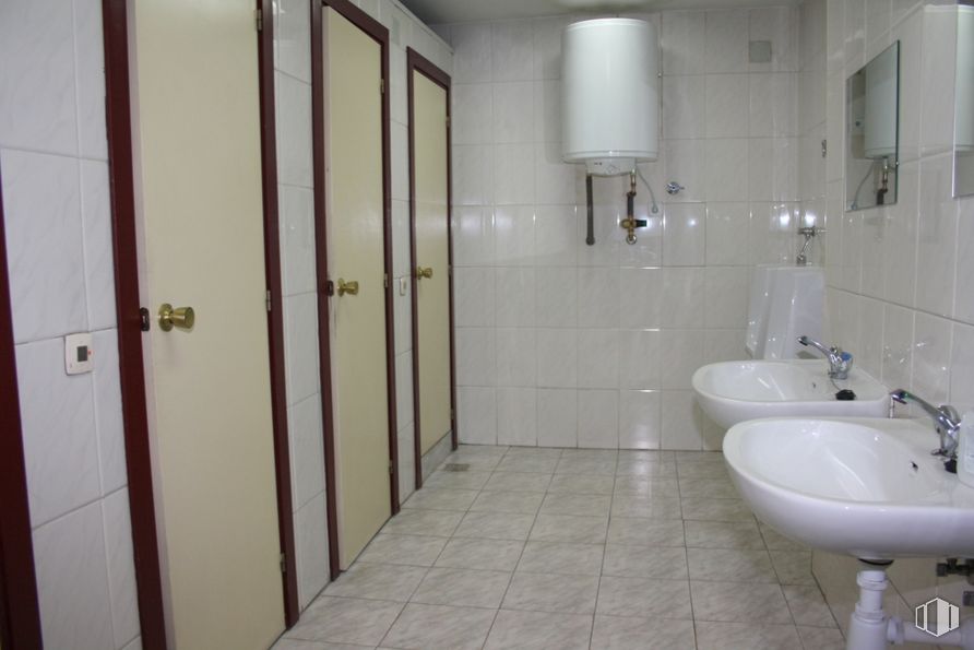 Nave en alquiler en Calle Haya, 15, Carabanchel, Madrid, 28044 con fregadero, grifo, accesorios de fontanería, lavabo, cuarto de baño, edificio, accesorio, puerta, alumbrado y morado alrededor