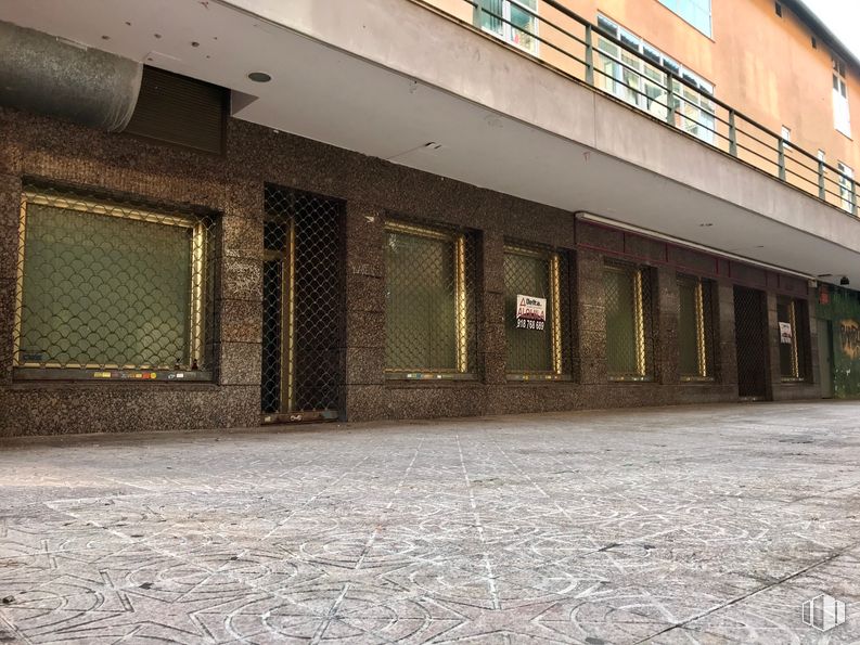 Local en alquiler y venta en Avenida del Ejército, 3, Arganda del Rey, Madrid, 28500 con edificio, ventana, superficie de carretera, planta, ladrillo, suelo, asfalto, piso, sombra y madera alrededor