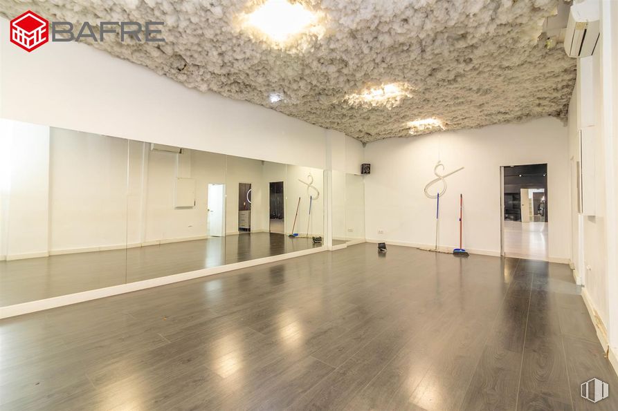 Retail for sale at Calle Isidra Jiménez, Usera, Madrid, 28026 with light fixture, lighting, flooring, floor, ceiling, wood, interior design, wood flooring, hall and laminate flooring around