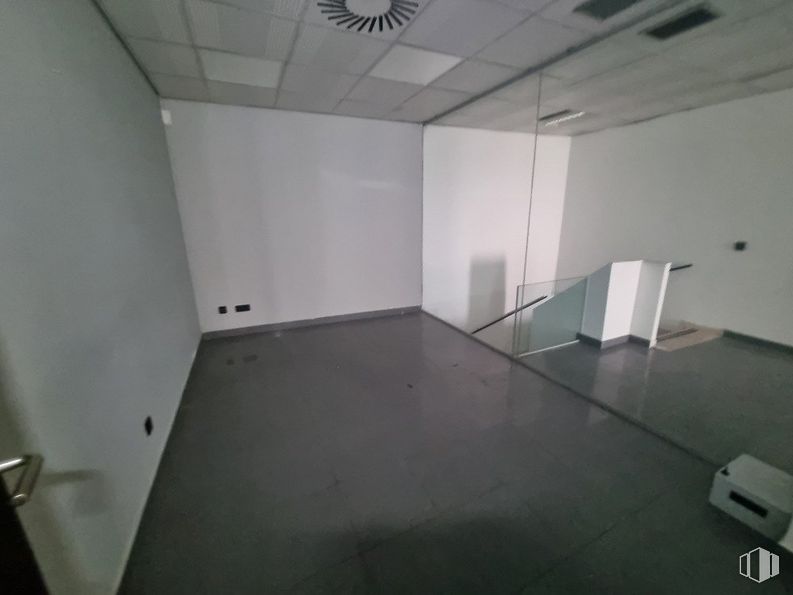 Retail for sale & for rent at Calle Hurtada, 17, Hoyo de Manzanares, Madrid, 28240 with building, floor, flooring, fixture, composite material, ceiling, art, glass, space and house around