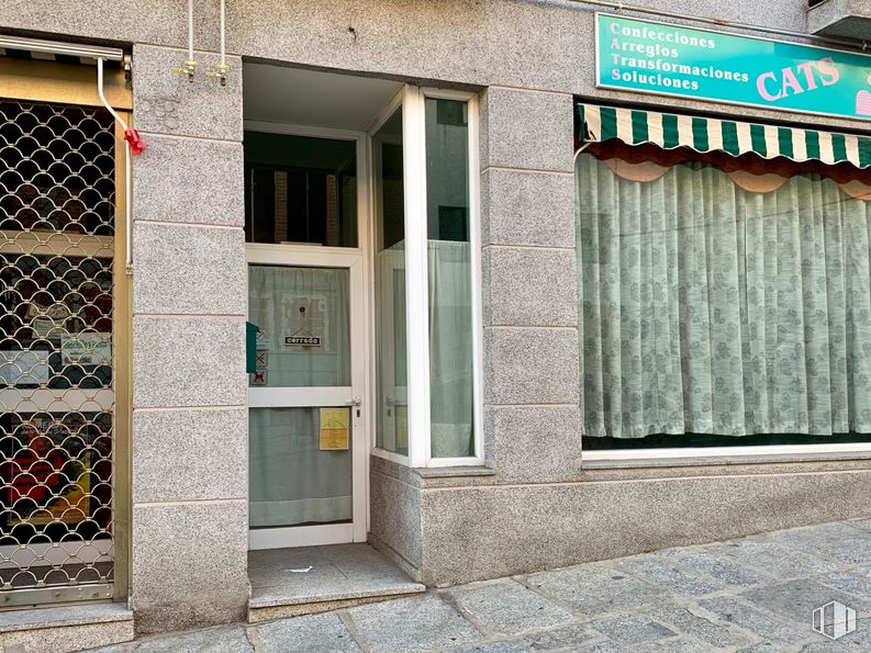 Retail for sale at Calle Pozas, 48, San Lorenzo de El Escorial, Madrid, 28200 with window, fixture, building, wood, font, facade, house, sidewalk, road surface and brick around