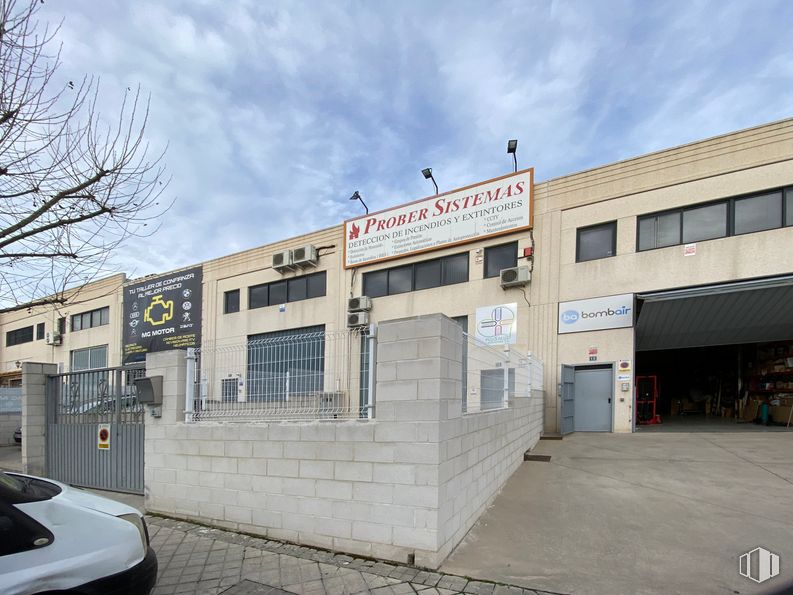 Nave en venta en Calle Juan de la Cierva, 13, Arroyomolinos, Madrid, 28939 con coche, edificio, luz de estacionamiento automotriz, cielo, nube, ventana, vehículo, iluminación automotriz, puerta y fachada alrededor