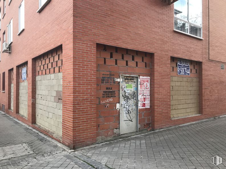 Local en alquiler en Calle Torre de Juan Abad, 10, Villa de Vallecas, Madrid, 28031 con ventana, puerta, edificio, superficie de carretera, accesorio, albañilería, ladrillo, madera, casa y fuente alrededor