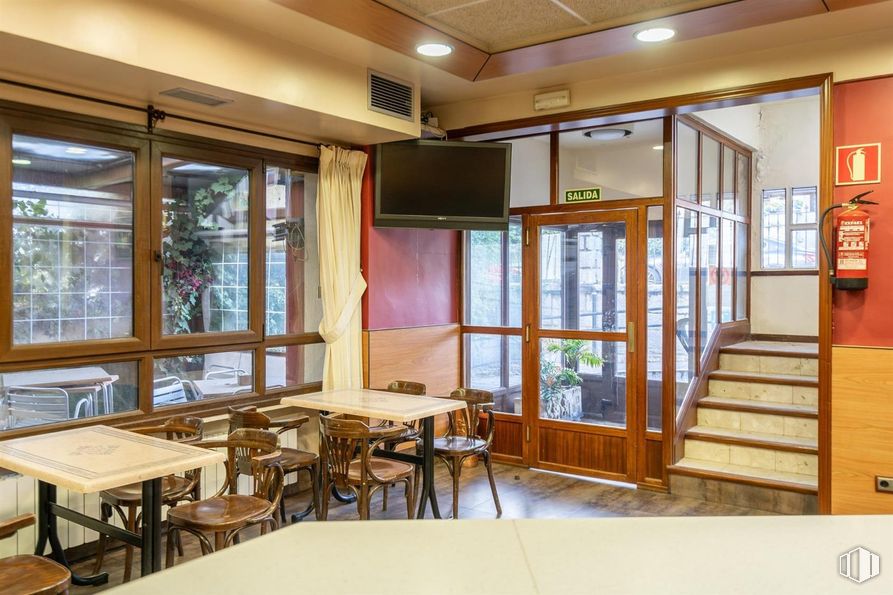 Local en alquiler y venta en Las Matas, Las Rozas de Madrid, Madrid, 28290 con silla, televisión, mesa, puerta, mesa de cocina y comedor, vidrio y restaurante alrededor