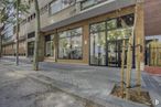 Office for rent at Calle Pedro Teixeira, 16, Tetuán, Madrid, 28020 with building, window, architecture, wall, public space, road surface, door, sidewalk, fixture, facade, city and urban design around