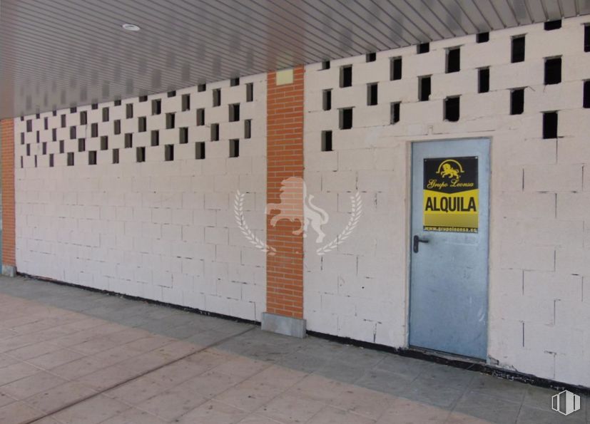 Local en alquiler en Calle Lazarillo de Tormes, 6, Ávila, 05003 con puerta, marco, piso, madera, pared, fuente, ladrillo, rectángulo, suelo y arte alrededor