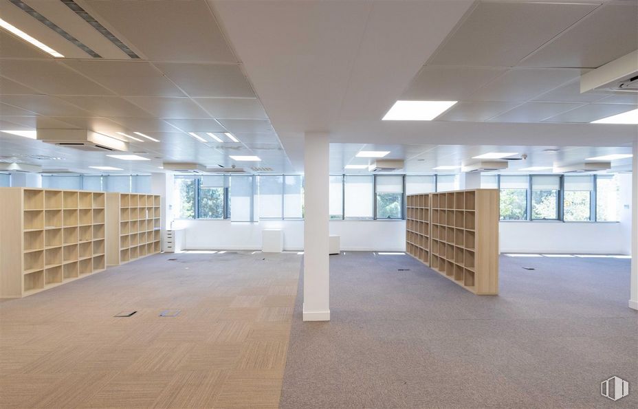 Oficina en alquiler en Avenida Europa, 34 D, Moncloa - Aravaca, Madrid, 28023 con estantería, hall, madera, interiorismo, suelo, suelos, edificio, madera dura, techo y estantería alrededor