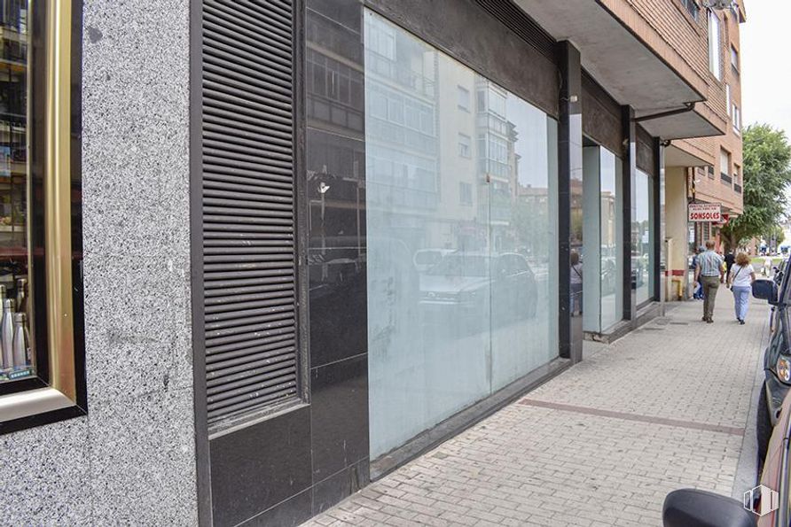 Retail for sale & for rent at Calle Nuestra Señora de Sonsoles, Ávila, 05003 with person, tree, window, facade, city, human settlement, sidewalk, glass, commercial building and automotive exterior around