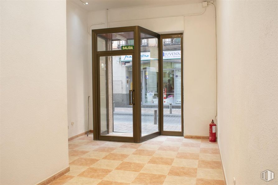 Local en venta en Calle Palencia, 50, Tetuán, Madrid, 28020 con puerta, accesorio, madera, interiorismo, suelo, suelos, exterior del automóvil, hall, puerta de casa y vidrio alrededor