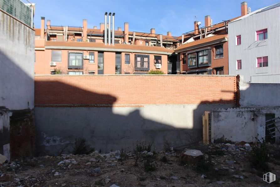 Suelo en venta en Calle Antonio Molina, 10 - 12, Fuencarral - El Pardo, Madrid, 28034 con edificio, ventana, cielo, planta, ladrillo, zona residencial, mañana, casa, fachada y albañilería alrededor