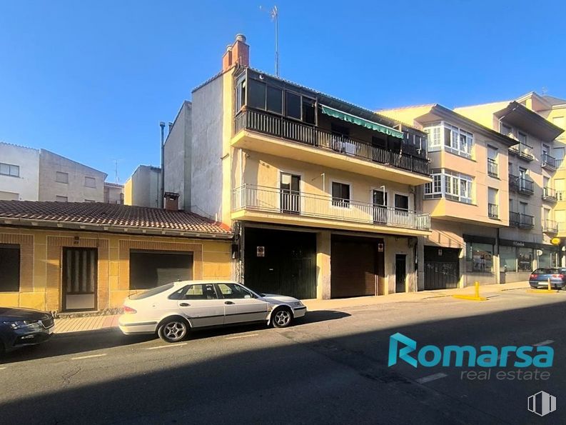 Retail for sale at Calle Don Rufino Martín, Ávila, 05002 with car, sky, wheel, tire, building, vehicle, window, house, urban design and automotive exterior around