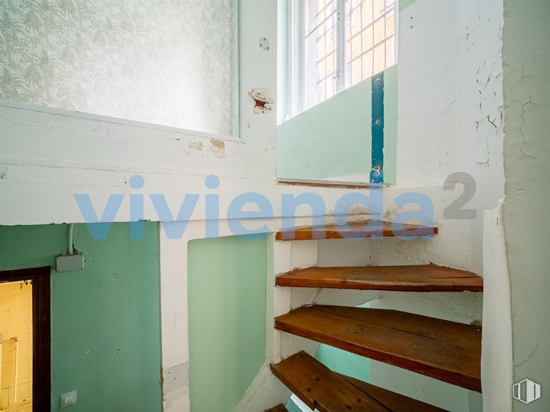 Local en venta en Zona Malasaña - Univerdidad, Centro, Madrid, 28004 con ventana, puerta, azure, pintura, madera, accesorio, rectángulo, estante, aqua y gas alrededor