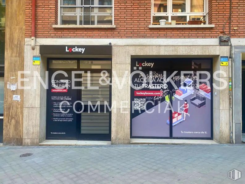 Retail for sale at Calle Galileo, 45, Chamberí, Madrid, 28015 with window, fixture, building, door, font, wall, neighbourhood, facade, road and city around