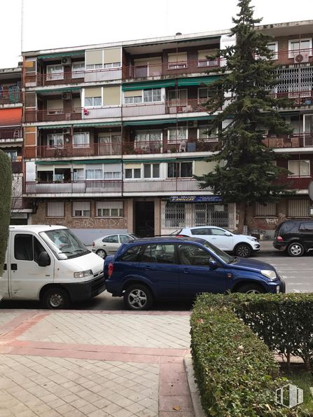 Local en alquiler y venta en Calle Callao, 34, Fuenlabrada, Madrid, 28945 con coche, camioneta, edificio, neumático, rueda, vehículo terrestre, planta, vehículo, propiedad y vehículo de motor alrededor