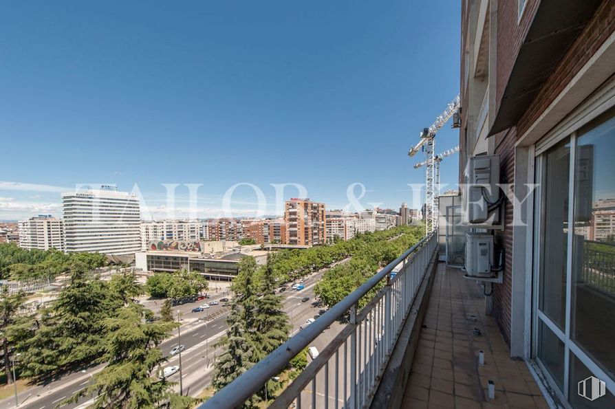 Oficina en venta en Paseo Castellana, Chamartín, Madrid, 28046 con edificio, cielo, nube, planta, valla, árbol, diseño urbano, ventana, condominio y bloque de pisos alrededor