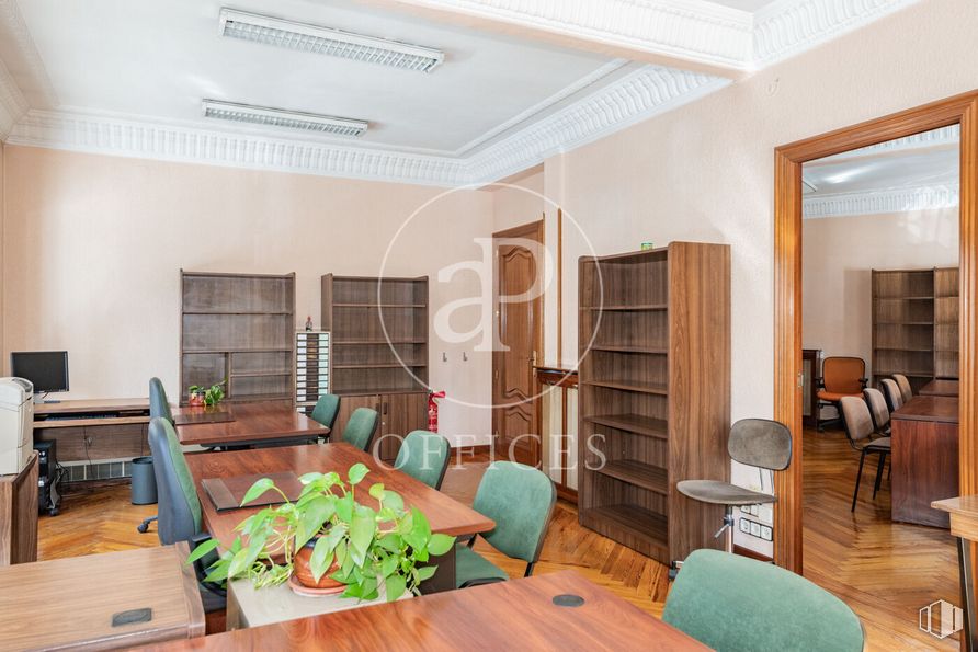 Oficina en alquiler en Calle San Bernardo, Centro, Madrid, 28015 con mesa, alumbrado, mueble, propiedad, sofá, silla, madera, estantería, sala de estar y interiorismo alrededor