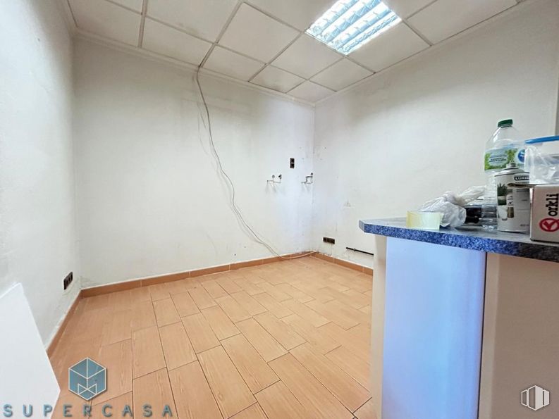 Office for rent at Calle Cardenal Tavera, Toledo, 45003 with packaged goods, bottle, cabinetry, building, interior design, flooring, floor, wood, water bottle and fixture around