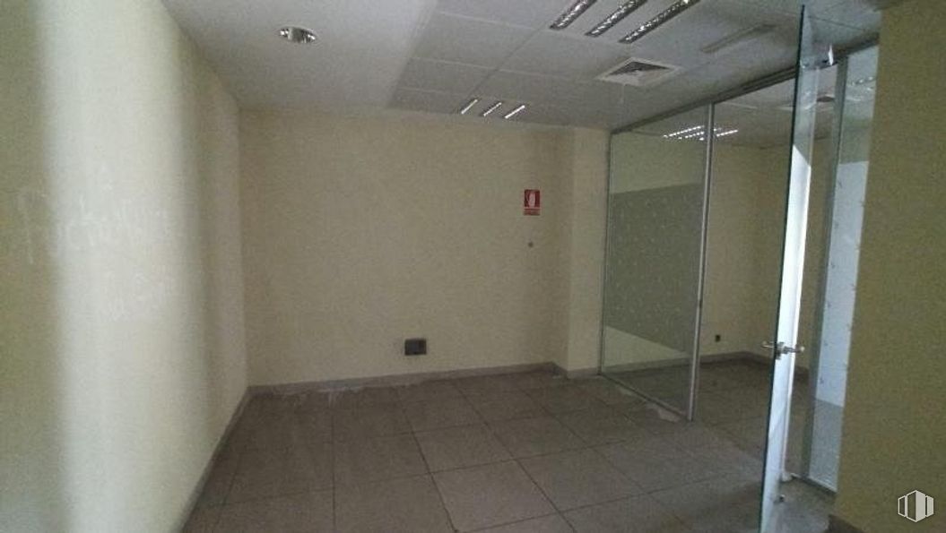 Local en venta en Zona Moratalaz, Moratalaz, Madrid, 28030 con accesorio, edificio, suelo, suelos, material compuesto, techo, puerta, escayola, aluminio y hall alrededor