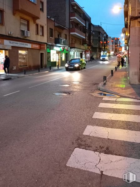 Retail for sale at Calle Dolores Barranco, Usera, Madrid, 28026 with car, building, window, light, vehicle, infrastructure, asphalt, plant, sky and road surface around