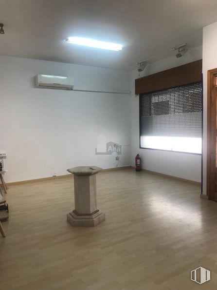 Local en alquiler en Zona Centro, Navas del Rey, Madrid, 28695 con lámpara, alumbrado, persiana de la ventana, ventana, propiedad, interiorismo, accesorio, madera, suelo de baldosas y hall alrededor