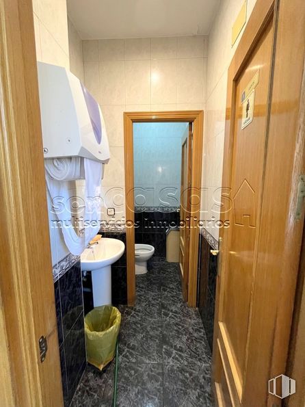 Local en venta en Casco Histórico de Barajas, Barajas, Madrid, 28042 con fregadero, lavabo, cuarto de baño, interiorismo, morado, madera, edificio, casa, accesorios de fontanería y accesorio alrededor