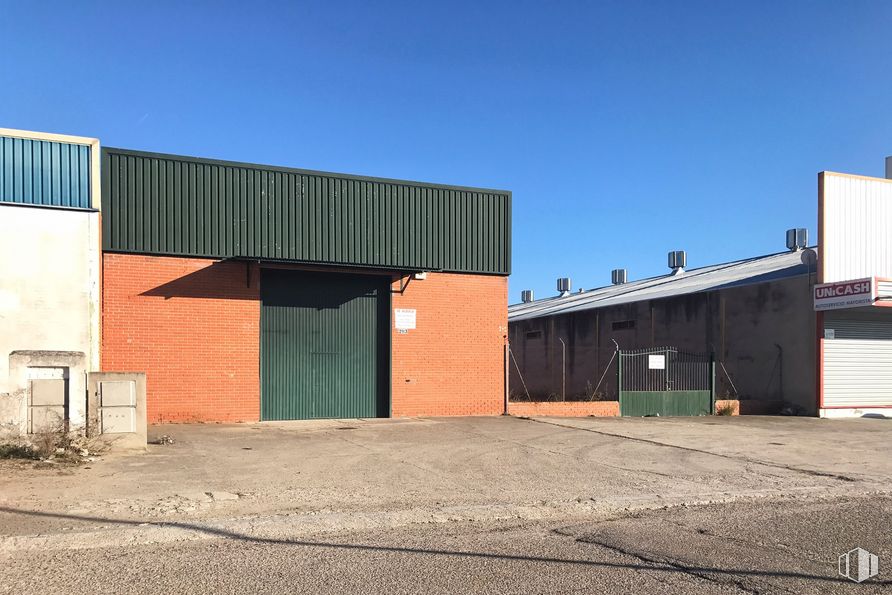 Industrial for sale at Calle Julio Verne, 293, Talavera de la Reina, Toledo, 45614 with door, window, building, sky, road surface, asphalt, brick, brickwork, shade and wood around