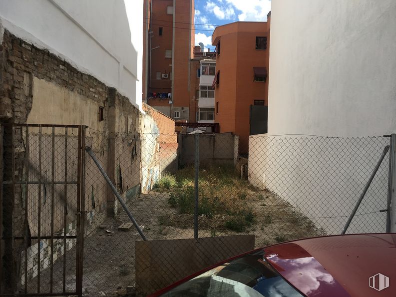 Land for sale at Paseo Perales, La Latina, Madrid, 28011 with building, plant, road surface, sky, car, automotive lighting, urban design, asphalt, tints and shades and facade around