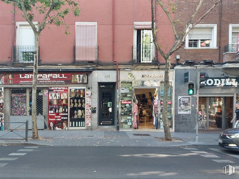 Retail for sale & for rent at Calle Alcalá, 402, Ciudad Lineal, Madrid, 28027 with window, car, building, door, neighbourhood, sidewalk, wall, public space, plant and tree around