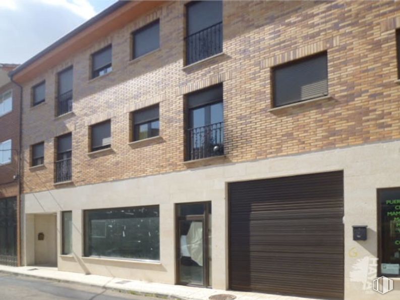 Retail for sale at Calle Jardines, Sotillo de la Adrada, Ávila, 05420 with window, building, fixture, sky, cloud, urban design, facade, condominium, building material and door around