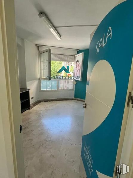 Oficina en alquiler en Zona centro, Valdemoro, Madrid, 28340 con ventana, interiorismo, edificio, suelos, suelo, accesorio, techo, arte, espacio y vidrio alrededor