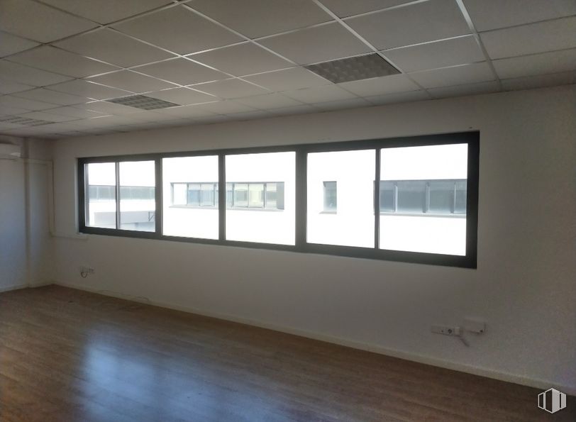 Industrial for rent at Avenida Palmeras, Ciempozuelos, Madrid, 28350 with window, property, building, fixture, shade, hall, wood, floor, flooring and house around