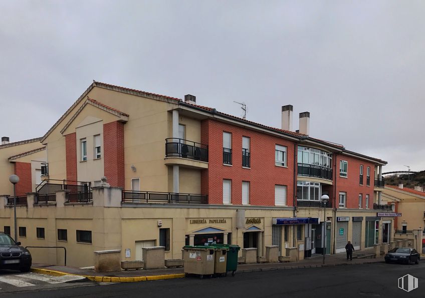 Retail for sale & for rent at Avenida Sotillo, 2, La Lastrilla, Segovia, 40196 with building, sky, window, car, cloud, vehicle, neighbourhood, urban design, residential area and wheel around