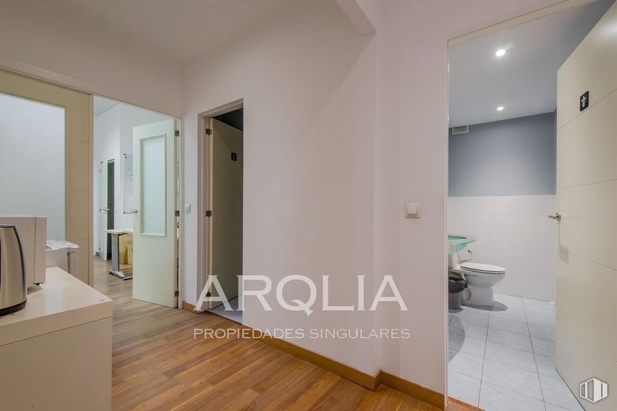 Oficina en venta en Calle Ferraz, Moncloa - Aravaca, Madrid, 28008 con inodoro, edificio, accesorio, madera, hall, interiorismo, suelos, arquitectura, confort y suelo alrededor