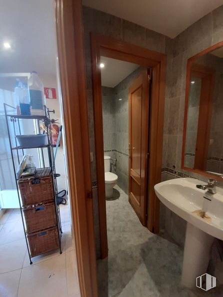 Local en alquiler en Calle Manuel Mac-Crohon, 52, Morata de Tajuña, Madrid, 28530 con fregadero, ebanistería, espejo, grifo, accesorio de plomería, propiedad, lavabo de baño, edificio, baño y madera alrededor