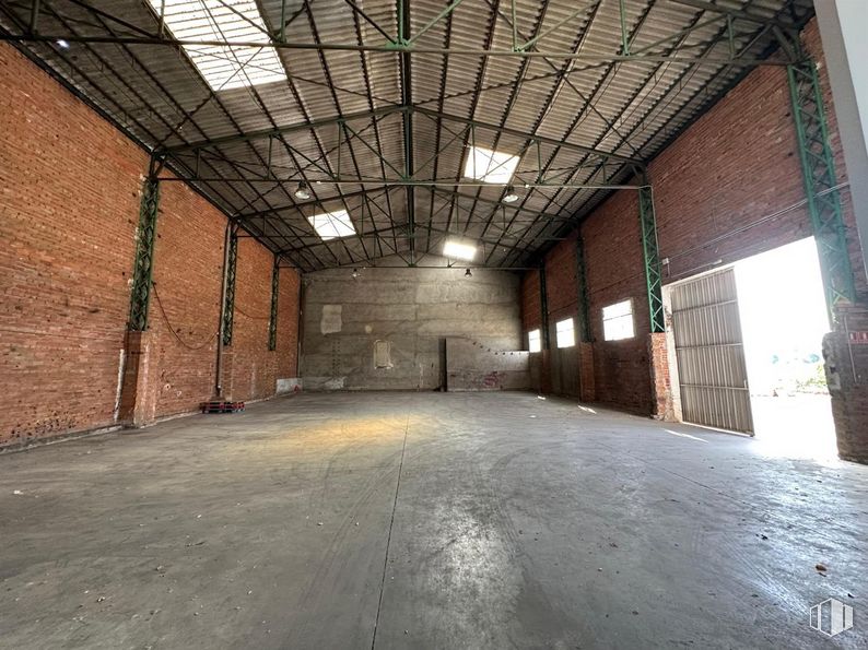 Industrial for rent at Polígono Industrial Industria Jardín, Villarejo de Salvanés, Madrid, 28590 with road surface, wood, architecture, floor, brick, flooring, building, tree, brickwork and asphalt around