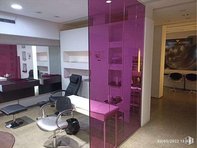 Local en venta en Calle Alberto Aguilera, Chamberí, Madrid, 28015 con silla, mesa, mueble, silla de oficina, púrpura, diseño de interiores, suelo, arquitectura, piso y violeta alrededor