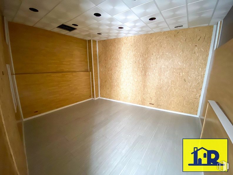 Retail for rent at Zona Buenavista, Cuenca, 16002 with building, wood, flooring, wood stain, house, fixture, glass, hardwood, ceiling and plywood around