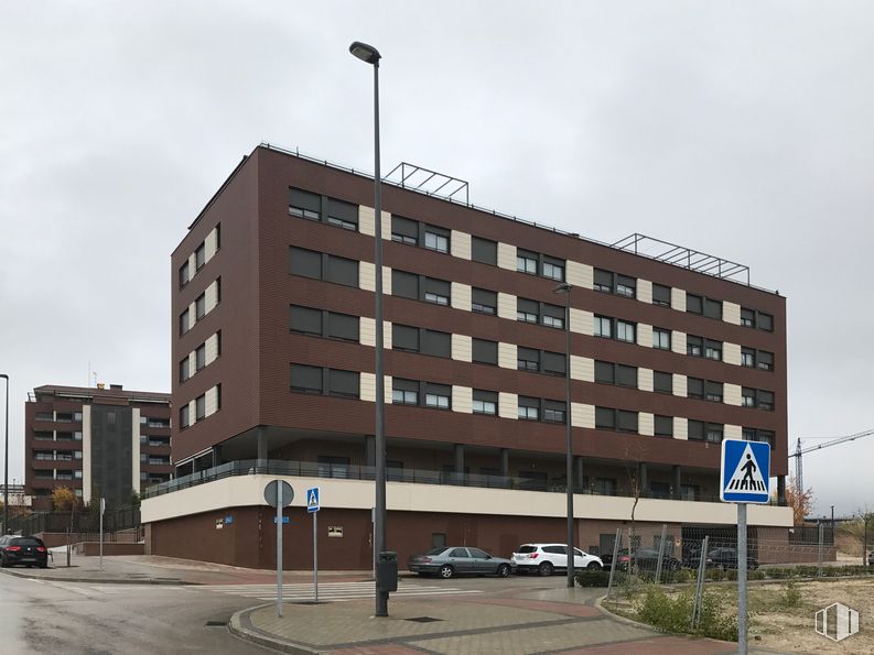 Local en alquiler en Avenida del 21 de Marzo, 14, Tres Cantos, Madrid, 28760 con edificio, cielo, coche, propiedad, nube, ventana, luz de la calle, rueda, planta y arquitectura alrededor