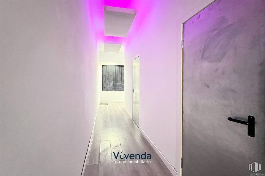 Local en alquiler y venta en Calle Soria, Móstoles, Madrid, 28934 con manija de la puerta, ventana, edificio, morado, interiorismo, violeta, puerta, magenta, fuente y suelos alrededor