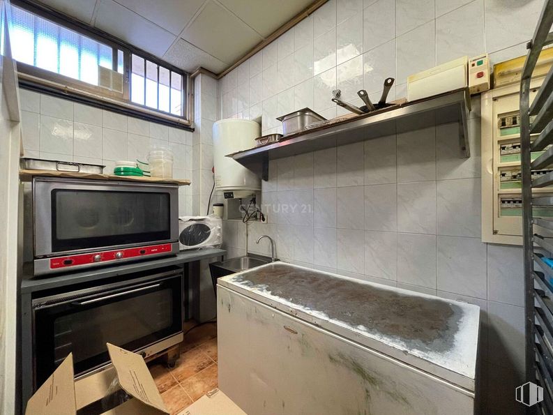 Local en venta en Calle Serracines, 4, Alcalá de Henares, Madrid, 28801 con horno, horno microondas, encimera, aparato de cocina, estufa de cocina, ebanistería, cocina, edificio, madera y diseño de interiores alrededor