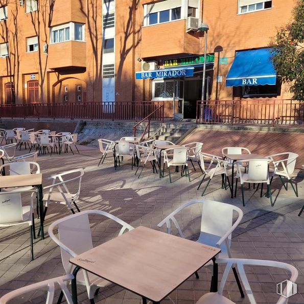 Local en venta en Calle Hornachos, Puente de Vallecas, Madrid, 28053 con silla, edificio, ventana, mesa, mueble, restaurante, muebles de exterior, mesa de exterior, tinte para madera y sombra alrededor