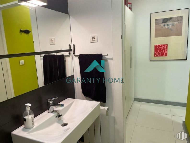 Office for rent at Barrio Pacífico, Retiro, Madrid, 28007 with soap dispenser, picture frame, bottle, sink, towel, door, mirror, tap, bathroom sink and plumbing fixture around