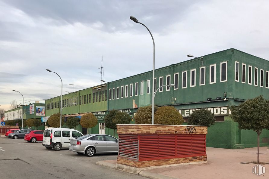 Local en venta en Calle Entrepeñas, 4, Alcalá de Henares, Madrid, 28803 con coche, luz de estacionamiento automotriz, cielo, neumático, rueda, nube, luz de la calle, propiedad, vehículo y planta alrededor