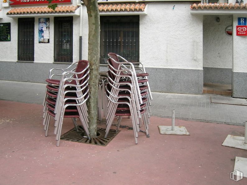 Retail for sale at Carretera Burgohondo, Ávila, 05002 with chair, window, road surface, motor vehicle, wood, mode of transport, neighbourhood, sidewalk, urban design and facade around