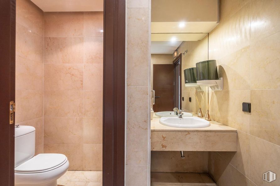 Office for sale at Zona Auditorio, Las Rozas de Madrid, Madrid, 28230 with toilet, sink, plumbing fixture, flooring, bathroom, floor, interior design, bathroom sink, toilet seat and plumbing around