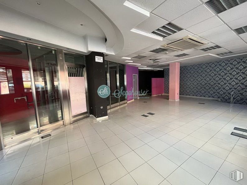 Retail for rent at Calle Independencia, Segovia, 40005 with interior design, floor, flooring, fixture, hall, ceiling, building, city, event and glass around