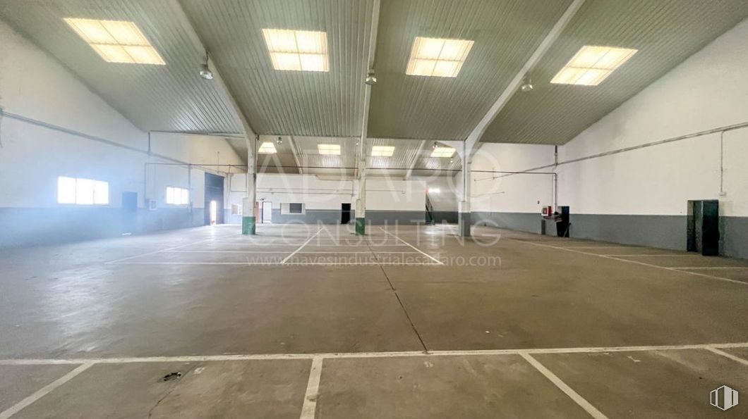 Nave en venta en Zona industrial, Alcorcón, Madrid, 28922 con edificio, pabellón, hall, suelos, aparcamiento, techo, accesorio, aparcamiento, hormigón y recinto deportivo alrededor