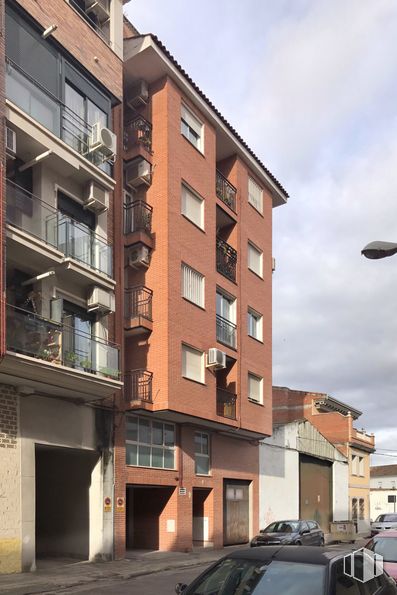 Retail for sale at Calle Juan Suárez Carvajal, Talavera de la Reina, Toledo, 45600 with car, building, cloud, sky, property, window, street light, urban design, condominium and neighbourhood around